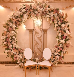 A room with a floral arch and two white chairs. - Indiana Hotel Cairo (Giza)