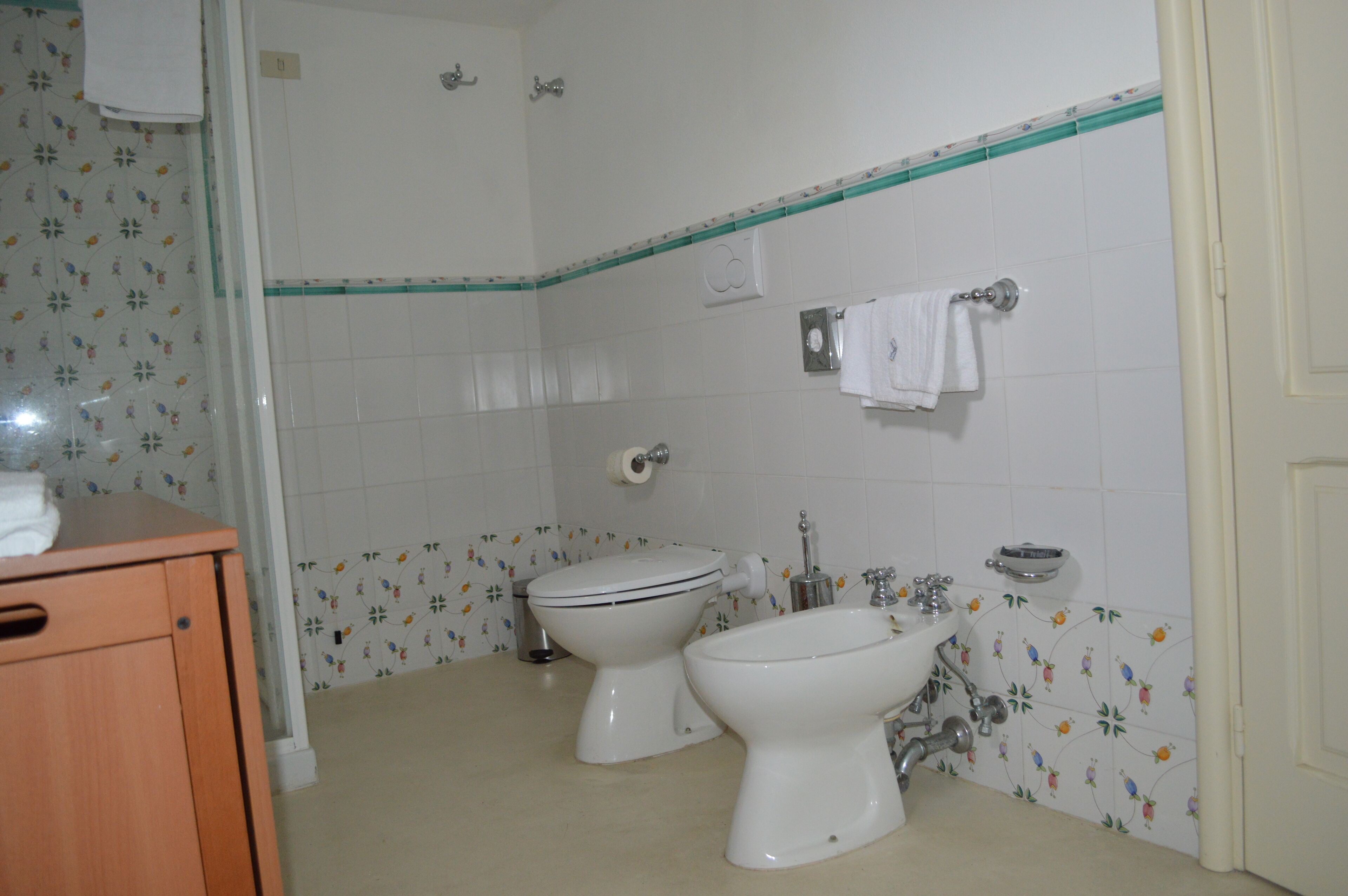 superior cottage | bathroom | free toiletries, hair dryer, towels