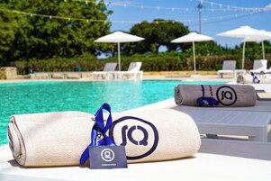 Szabadtéri medence, napernyők és napozóágyak