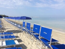 Privát strand a közelben, transzferjárat a strandra és napozóágyak