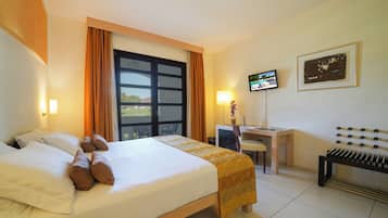 Minibar, coffres-forts dans les chambres, bureau