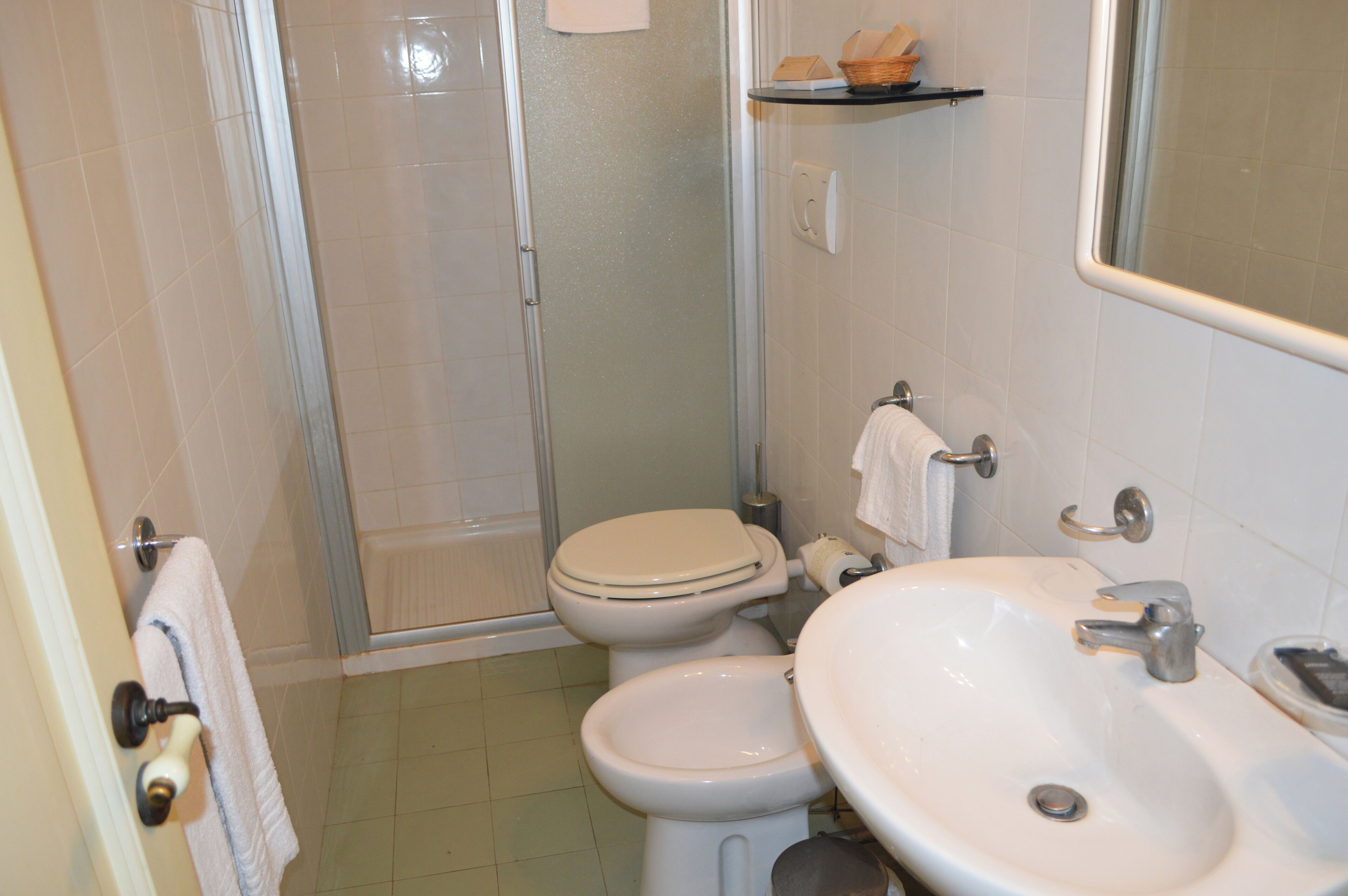 standard cottage | bathroom | free toiletries, hair dryer, towels