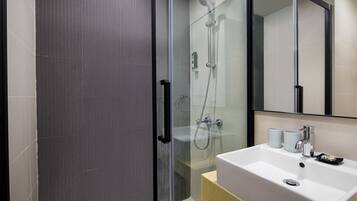 Executive Studio Apartment | Bathroom | Shower, free toiletries, hair dryer, slippers
