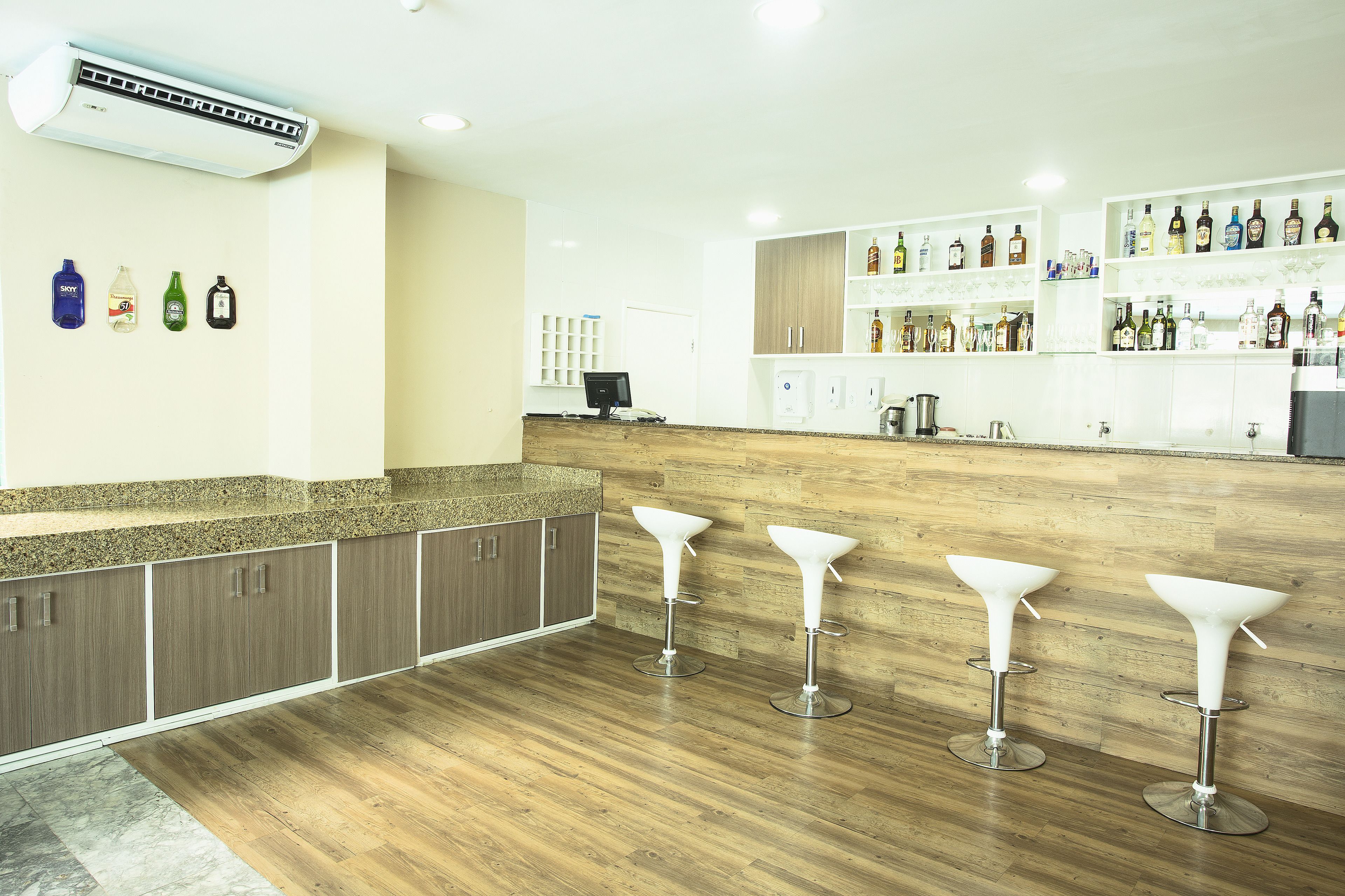 Quầy bar bên hồ bơi