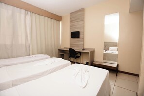 Quarto Triplo com 3 camas de Solteiro | Minibar, wifi gratis, accesible en silla de ruedas