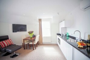 Executive Suite | Egyptian cotton sheets, premium bedding, desk, laptop workspace - Ethos Hotel – Oxford City (Oxford)