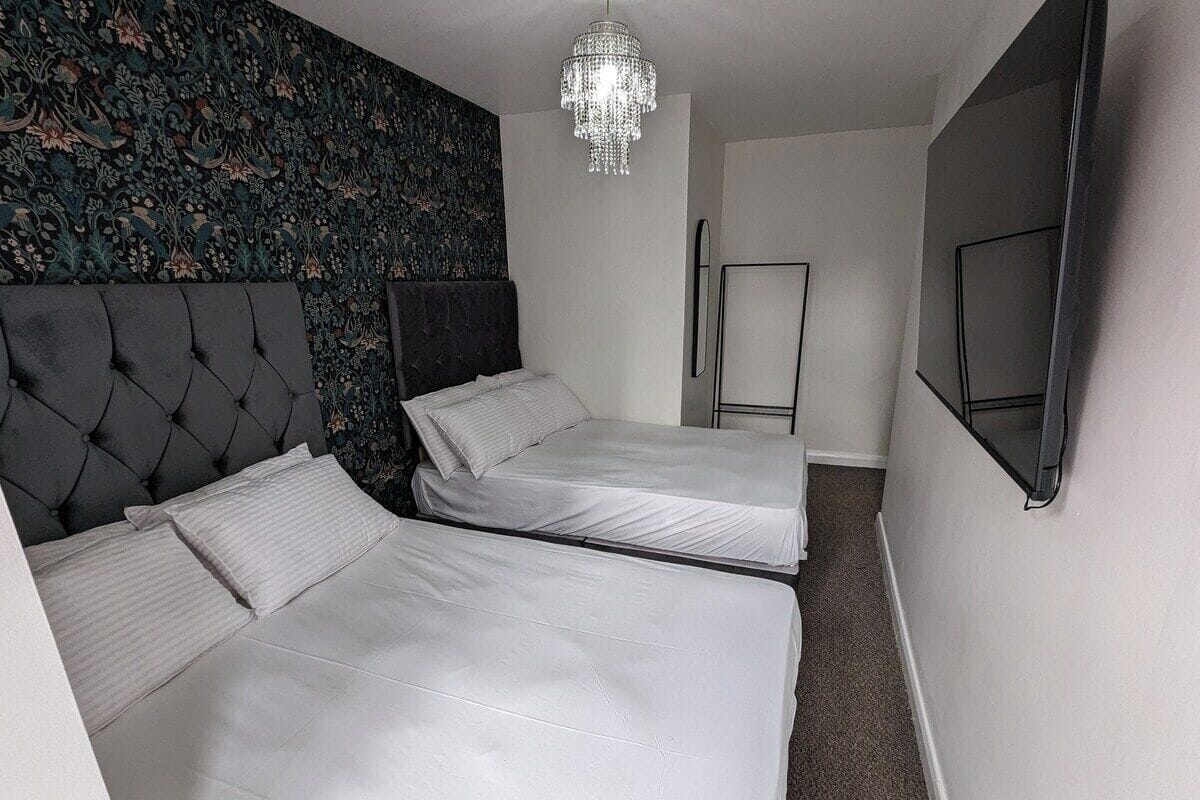 Comfort Apartment | Egyptian cotton sheets, premium bedding, desk, laptop workspace
