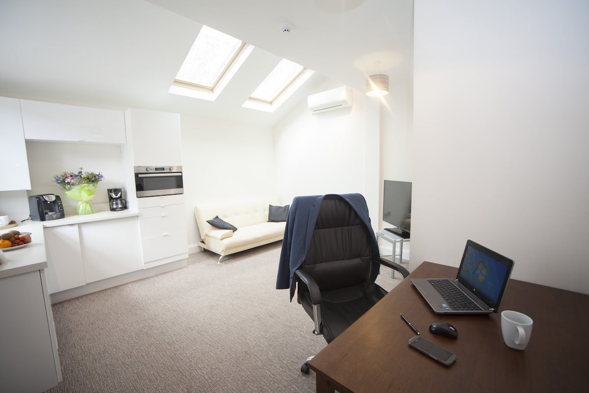 1 bedroom, egyptian cotton sheets, premium bedding, desk