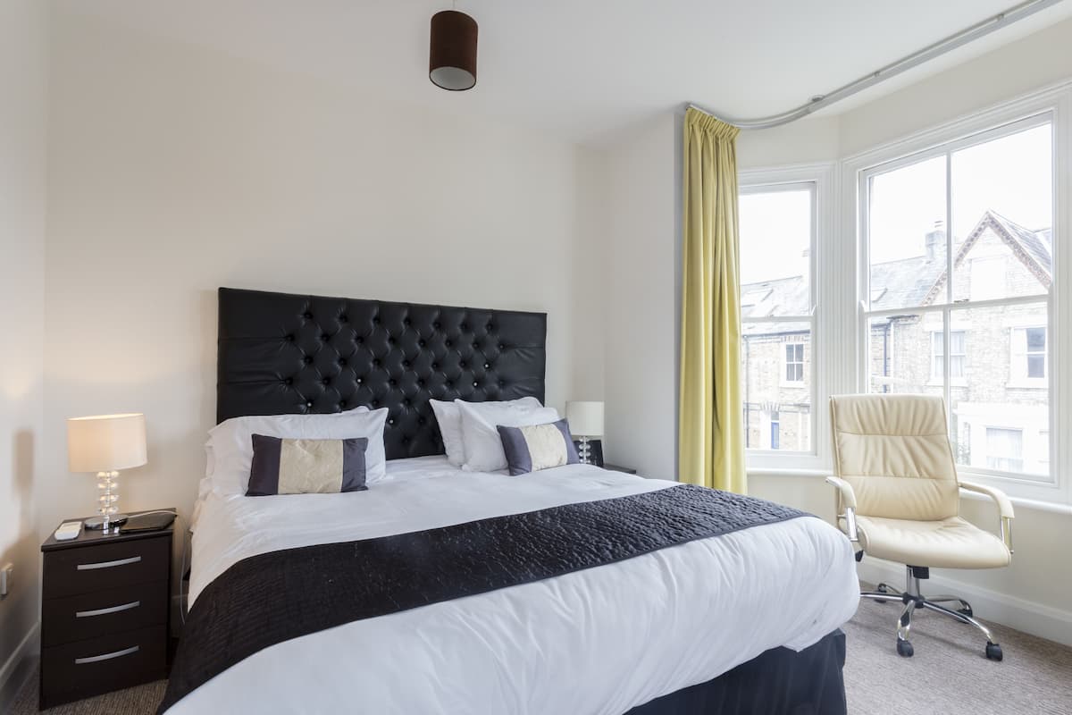 Executive Suite | Egyptian cotton sheets, premium bedding, desk, laptop workspace