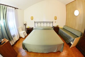 Habitació triple | Minibar, caixa forta a l'habitació, mobiliari individual i escriptori 