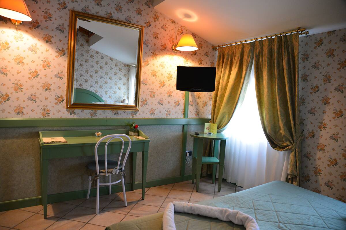 Classic Double Room | Minibar, in-room safe, desk, cribs (surcharge)