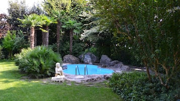 2 piscine all'aperto, ombrelloni da piscina, lettini