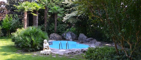 2 piscine all'aperto, ombrelloni da piscina, lettini