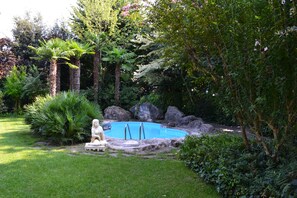 2 piscines extérieures, parasols de plage, chaises longues