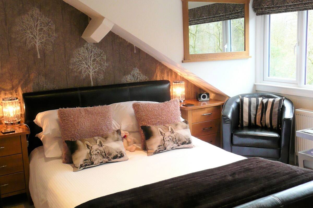 HAZEL Room 7 Cosy Double | Egyptian cotton sheets, premium bedding, pillowtop beds, blackout drapes