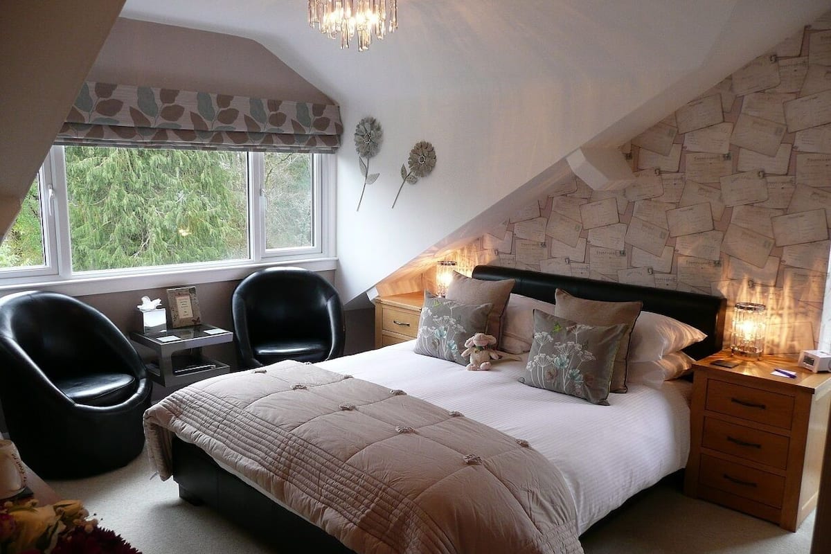 HOLLY Room 6 Cosy Double | Egyptian cotton sheets, premium bedding, pillowtop beds, blackout drapes