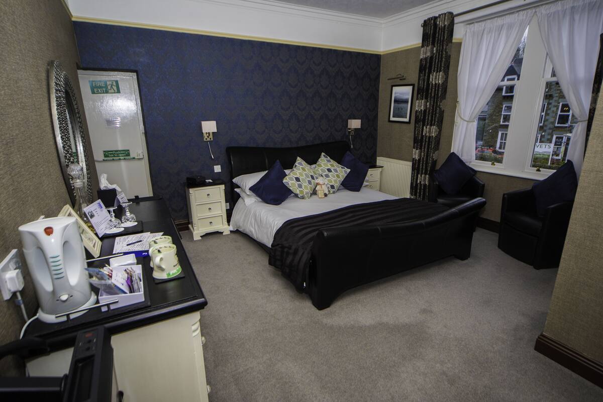ELM Room 3 Superior Super King | Egyptian cotton sheets, premium bedding, pillowtop beds, blackout drapes