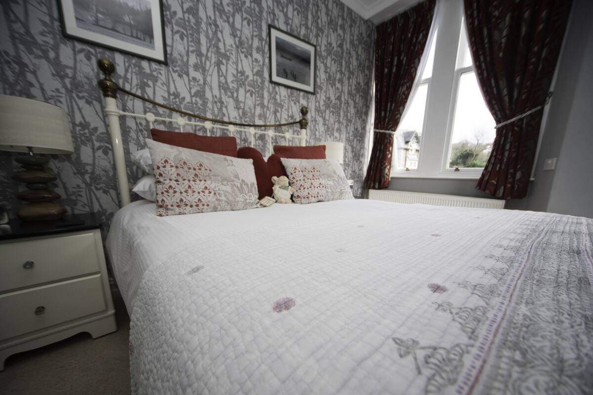 MAPLE Room 4 Classic King Room | Egyptian cotton sheets, premium bedding, pillowtop beds, blackout drapes