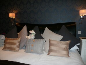 ASH Room 1 Superior King Room | Egyptian cotton sheets, premium bedding, pillowtop beds, blackout drapes - Glenville House (Windermere)