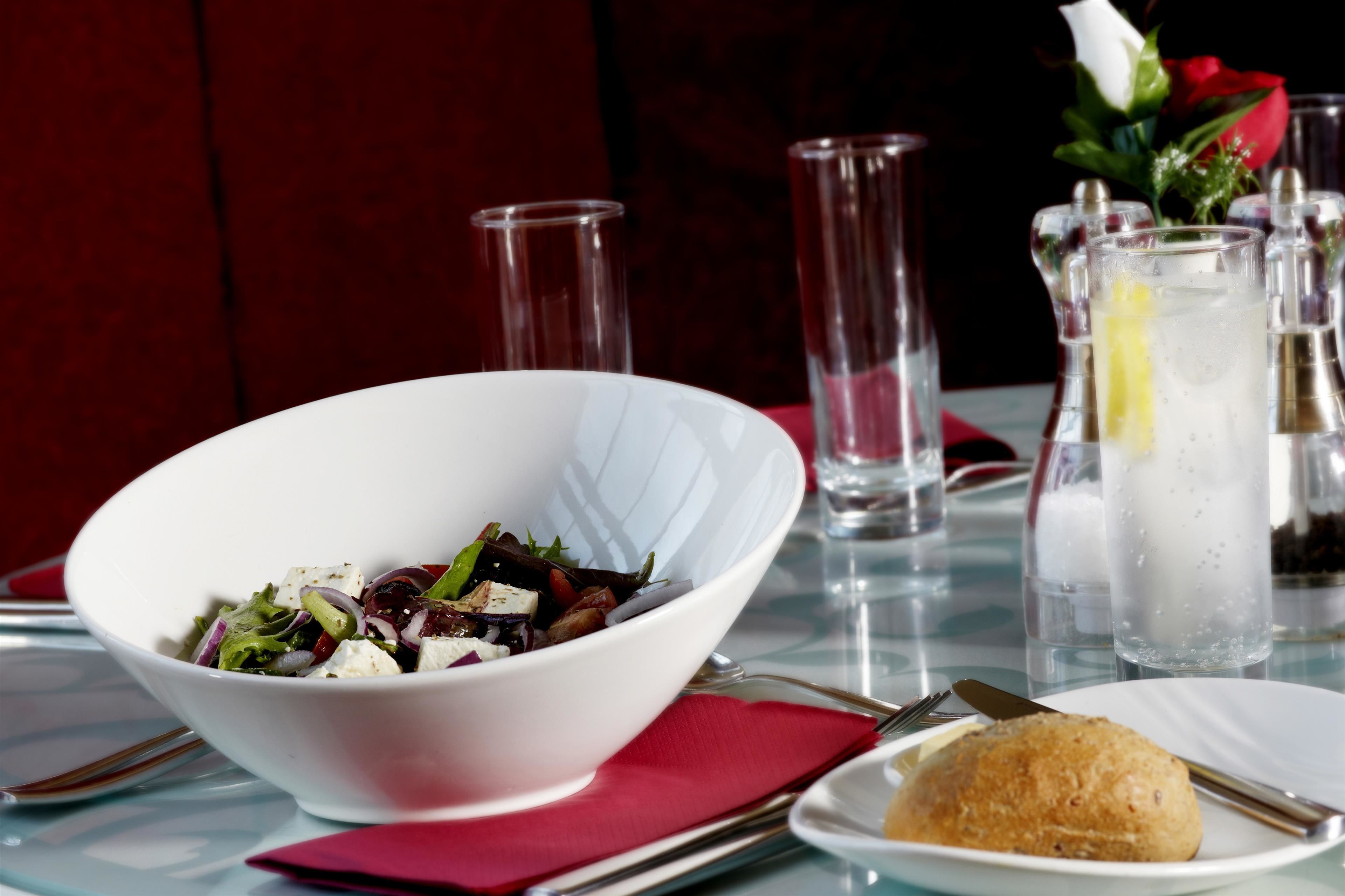 2 restaurants, lunch served