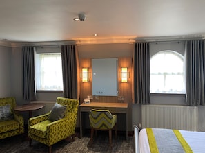 Suite, 1 Queen Bed, Non Smoking, Jetted Tub | Living area