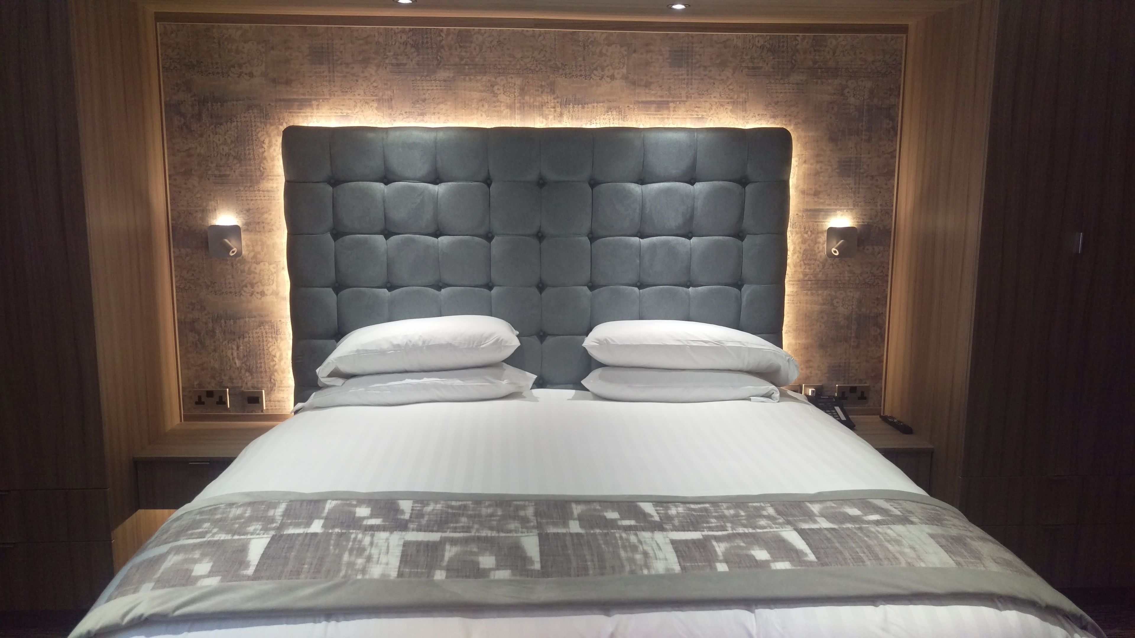 executive room, 1 double bed, non smoking | in-room safe, desk, iron/ironing board, free wifi