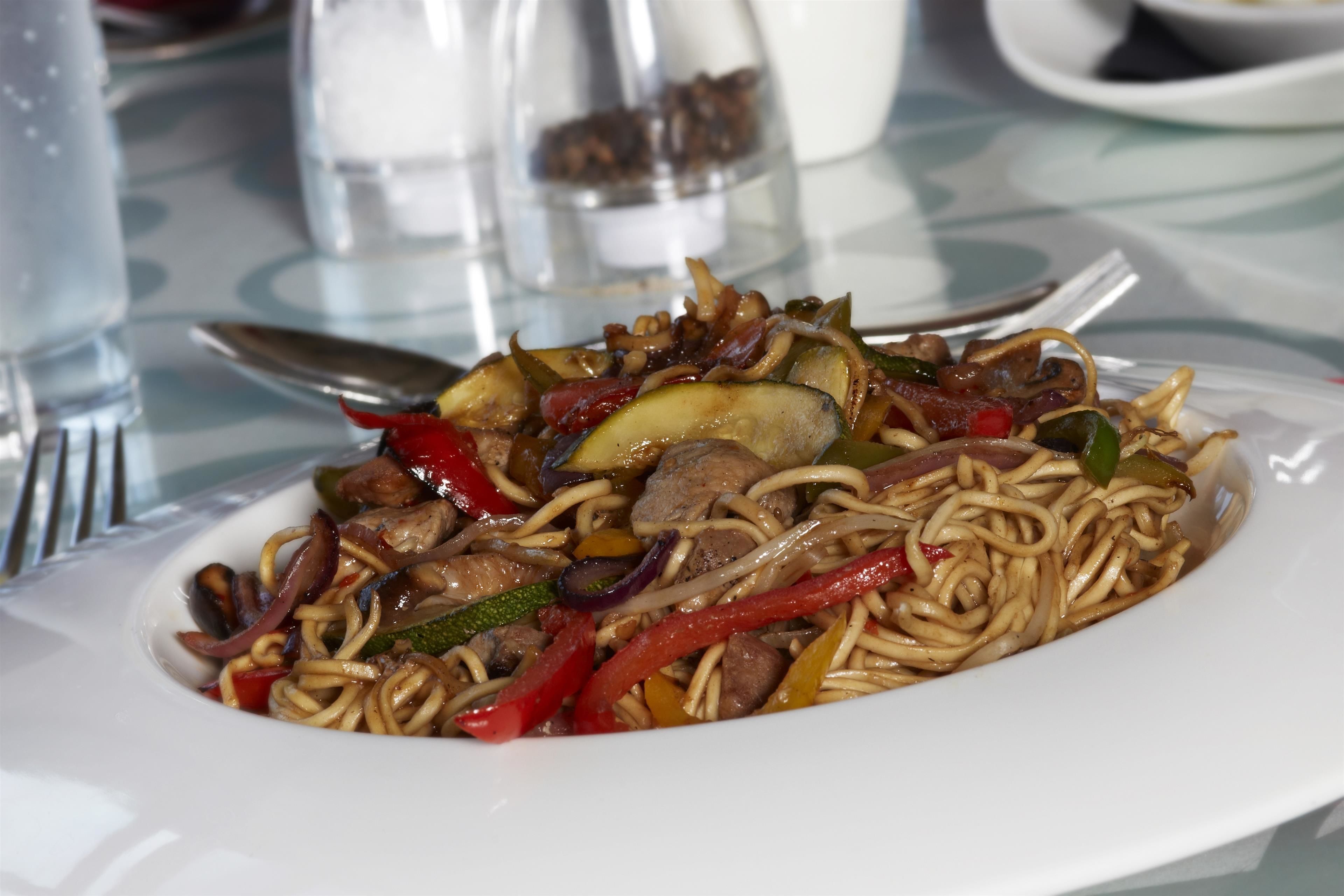 2 restaurants, lunch served