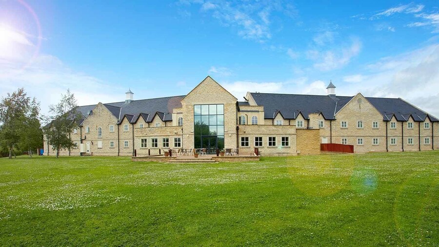 Best Western Plus Pastures Hotel