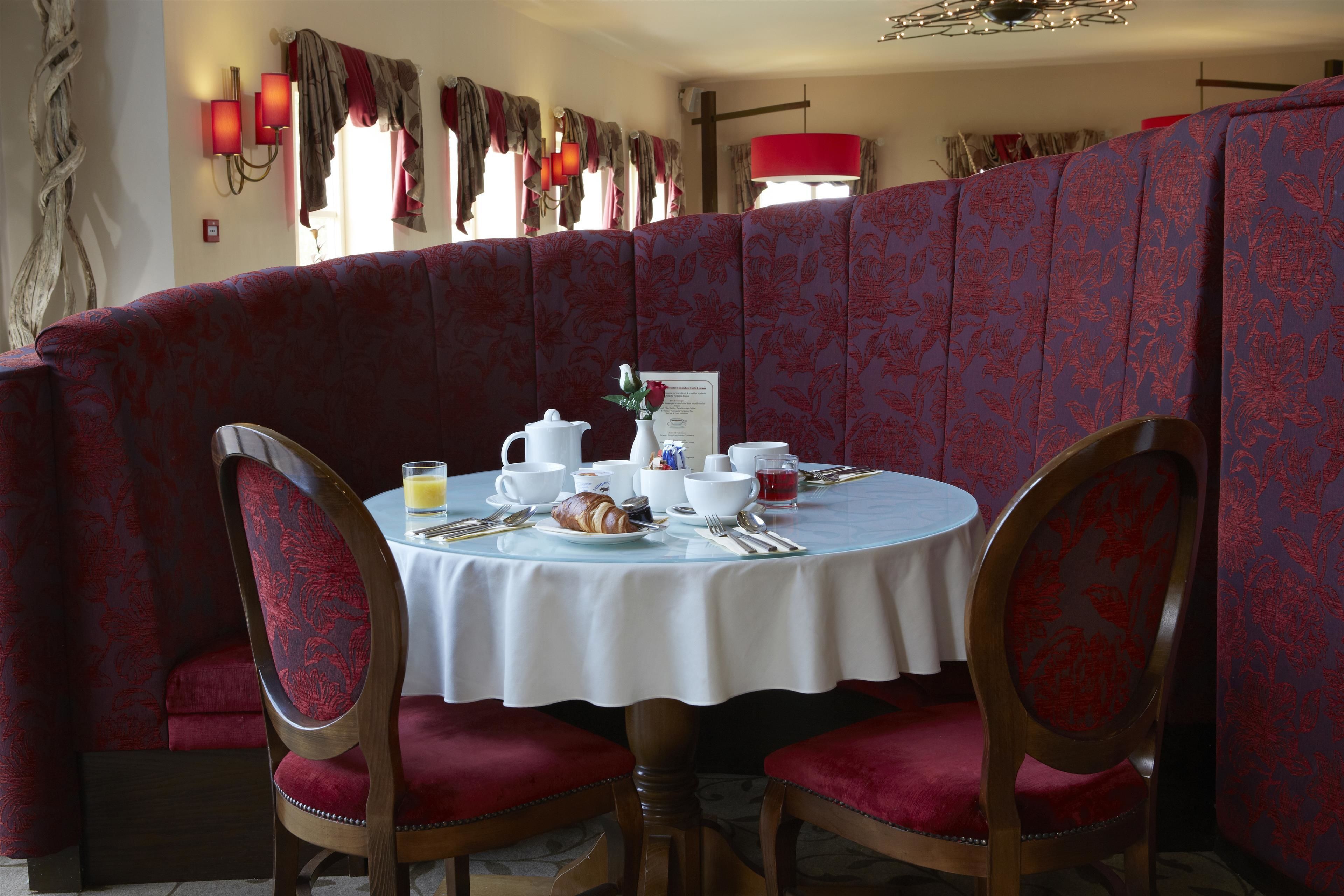 2 restaurants, lunch served