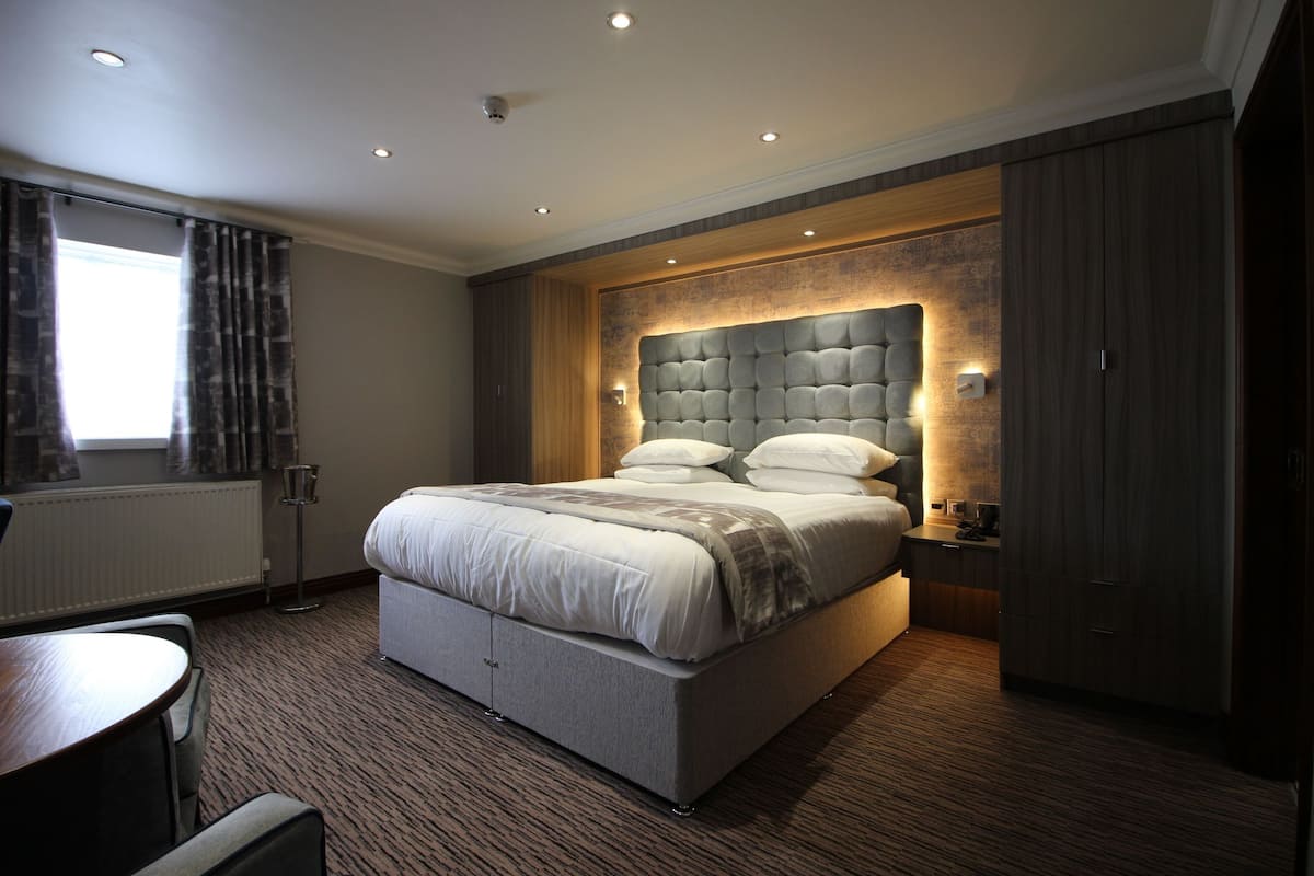 executive room, 1 double bed, non smoking | in-room safe, desk, iron/ironing board, free wifi