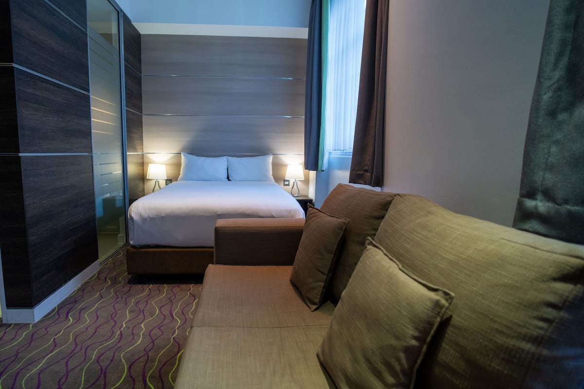 Executive Suite | In-room safe, desk, blackout drapes, soundproofing