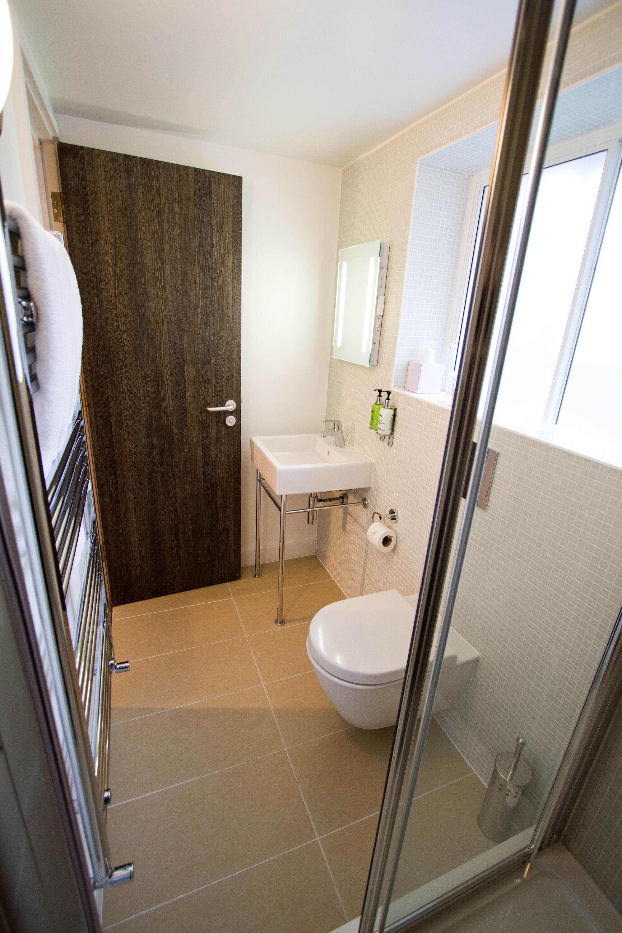 Une salle de bain avec des toilettes, un lavabo et une douche.