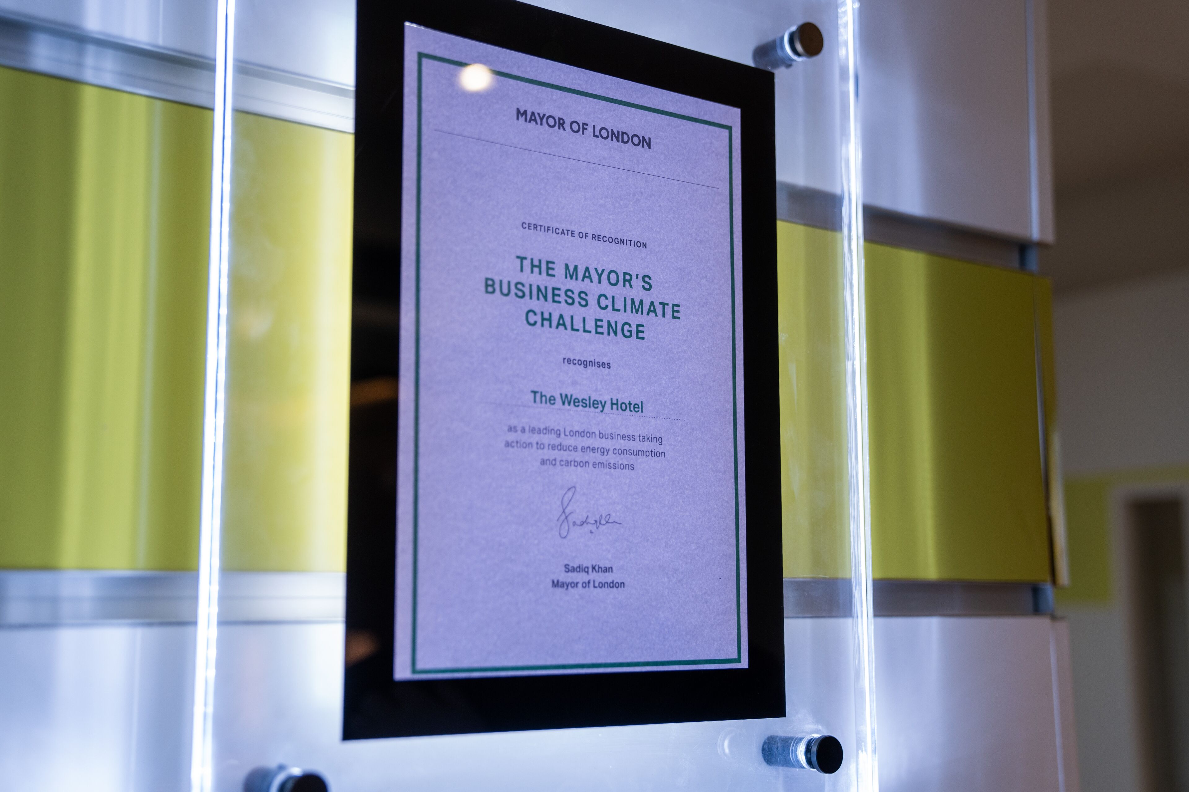 Un certificado de reconocimiento enmarcado para el Desafío del Clima Empresarial del Alcalde, firmado por Sadiq Khan, Alcalde de Londres.