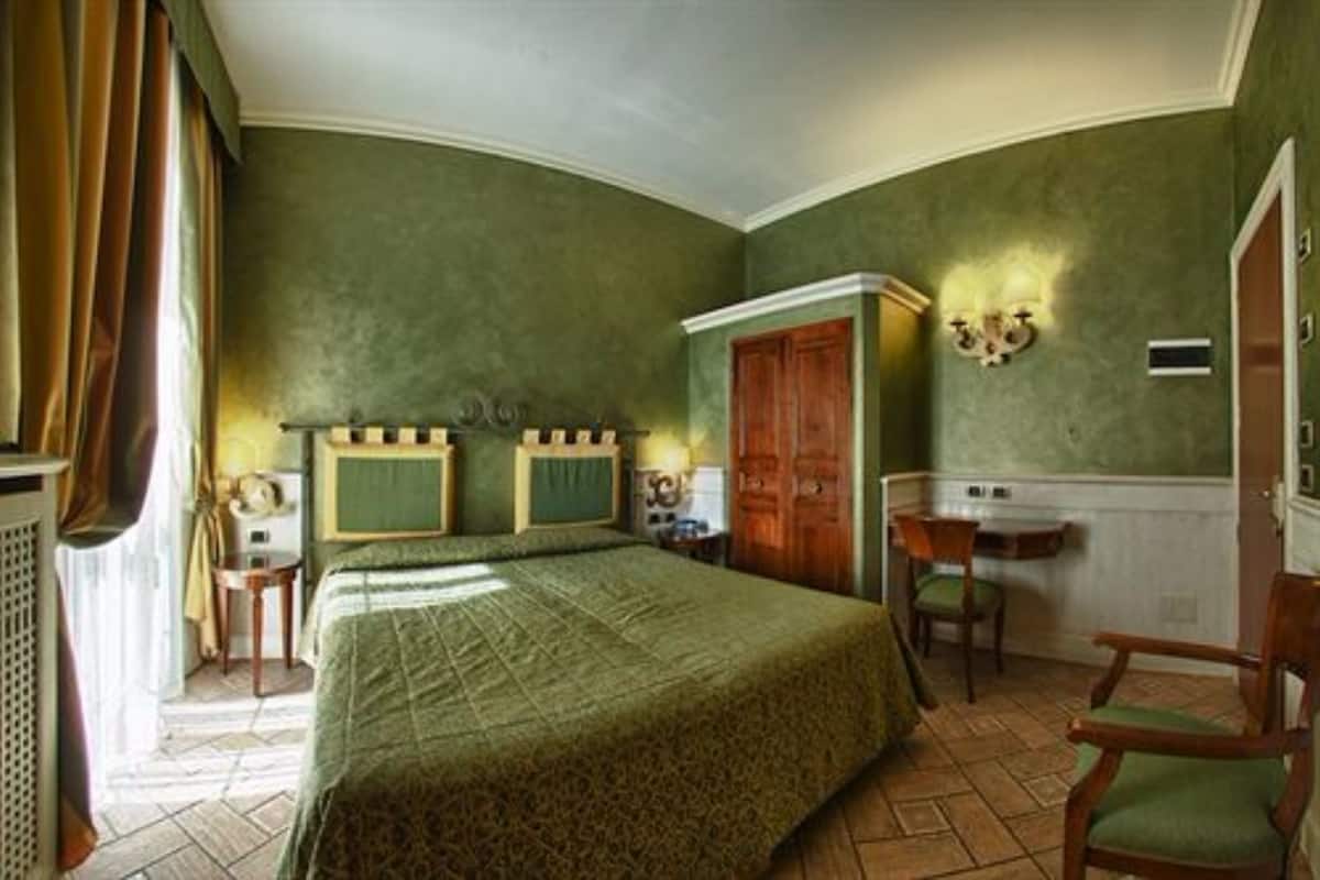 Surmatelas, minibar, coffres-forts dans les chambres, bureau