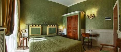 ピロートップベッド、ミニバー、セーフティボックス (室内)、デスク