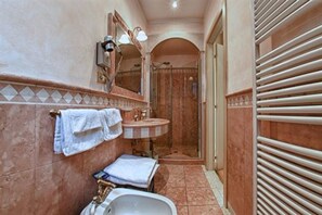 Kostenlose Toilettenartikel, Haartrockner, Hausschuhe, Bidet