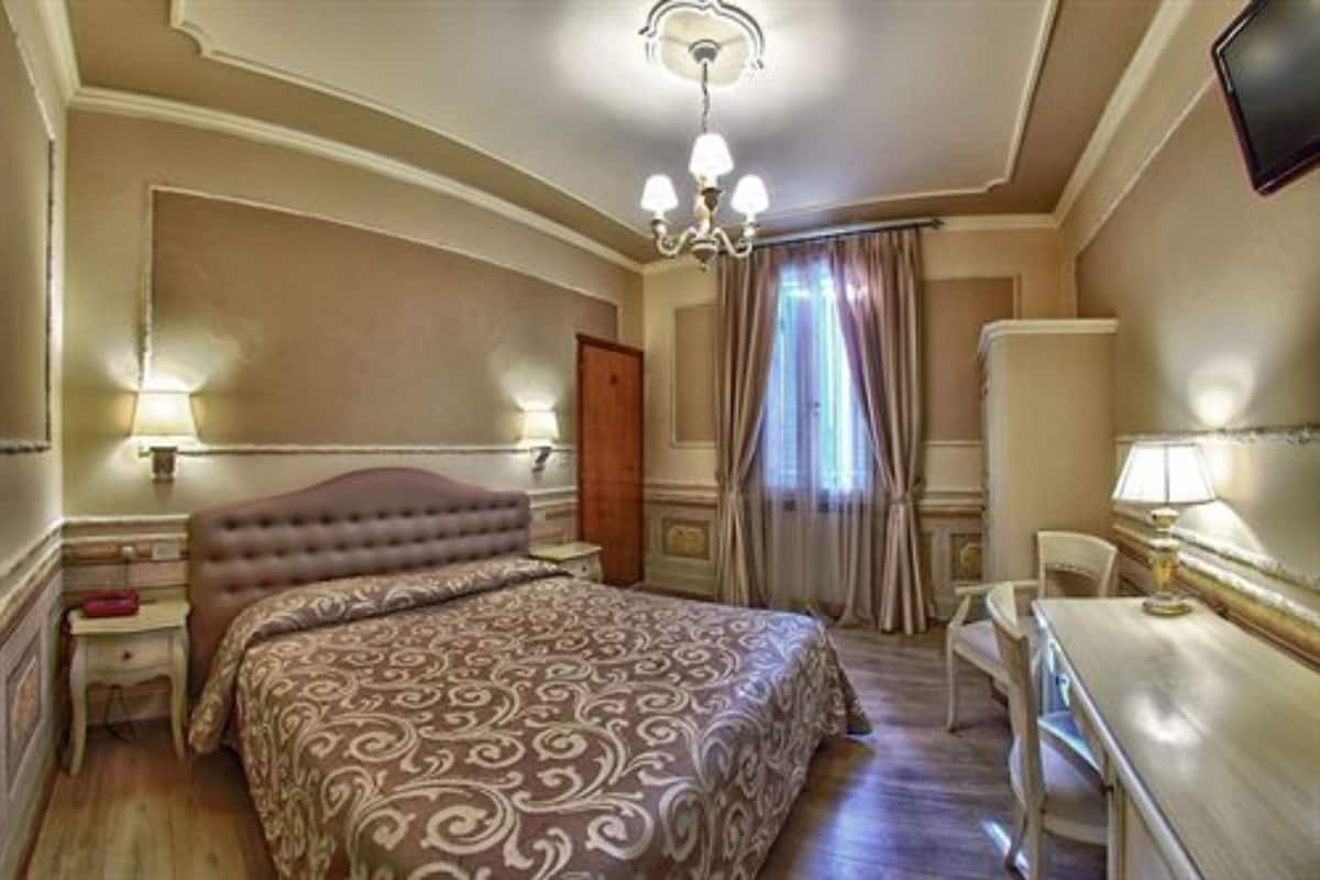 Surmatelas, minibar, coffres-forts dans les chambres, bureau