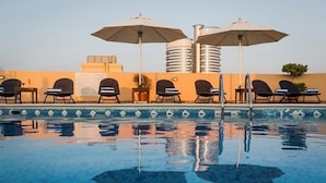 Rooftop pool - Arabian Dreams Deluxe Hotel Apartments (Dubai)