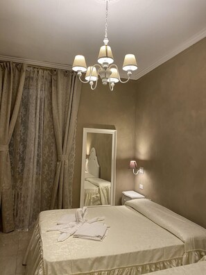 Tallelokero huoneessa, pimennysverhot, lisävuoteet