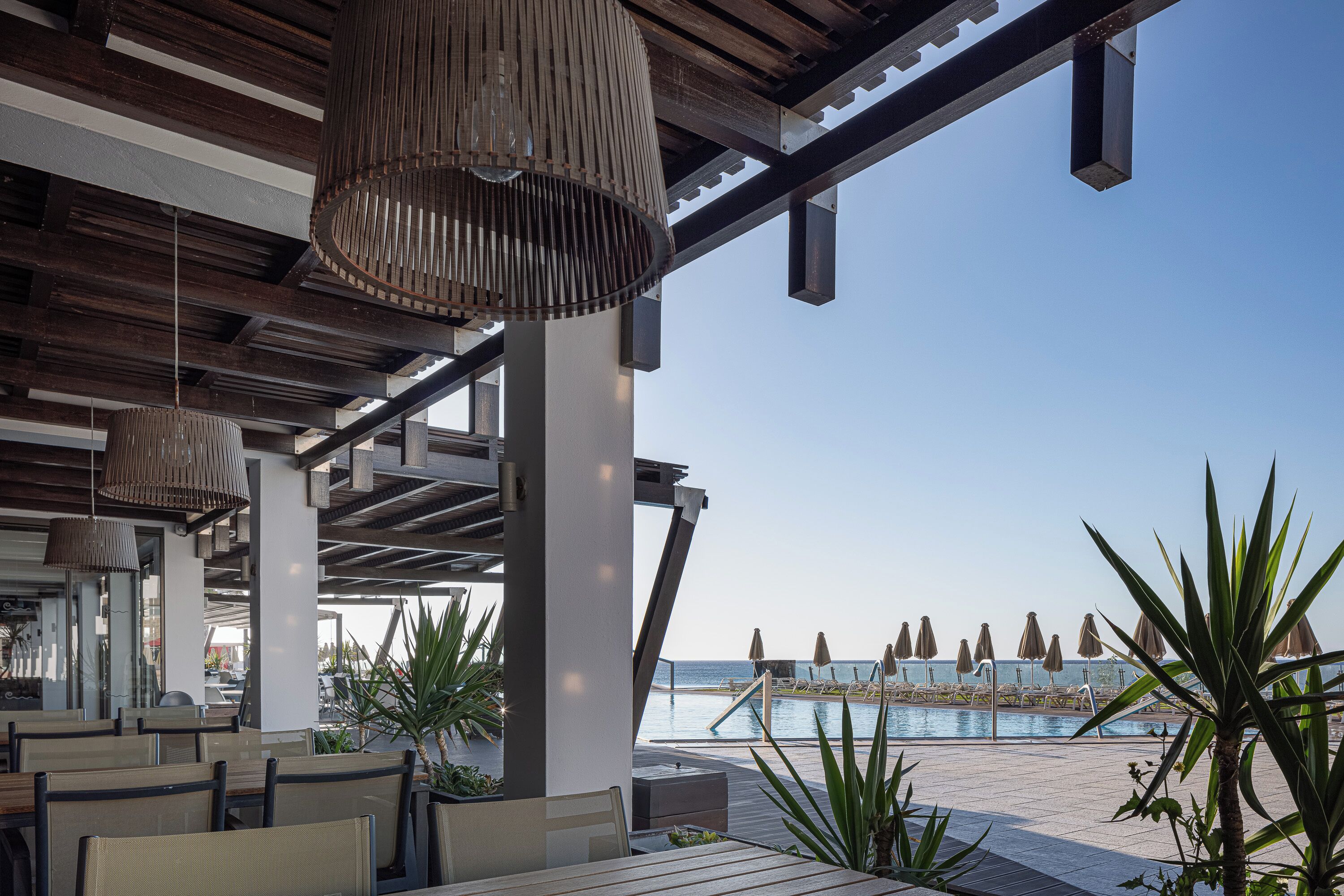 Piscina externa, guarda-sóis, espreguiçadeiras