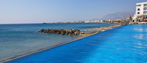 Am Strand, Liegestühle, Sonnenschirme, Wasserski