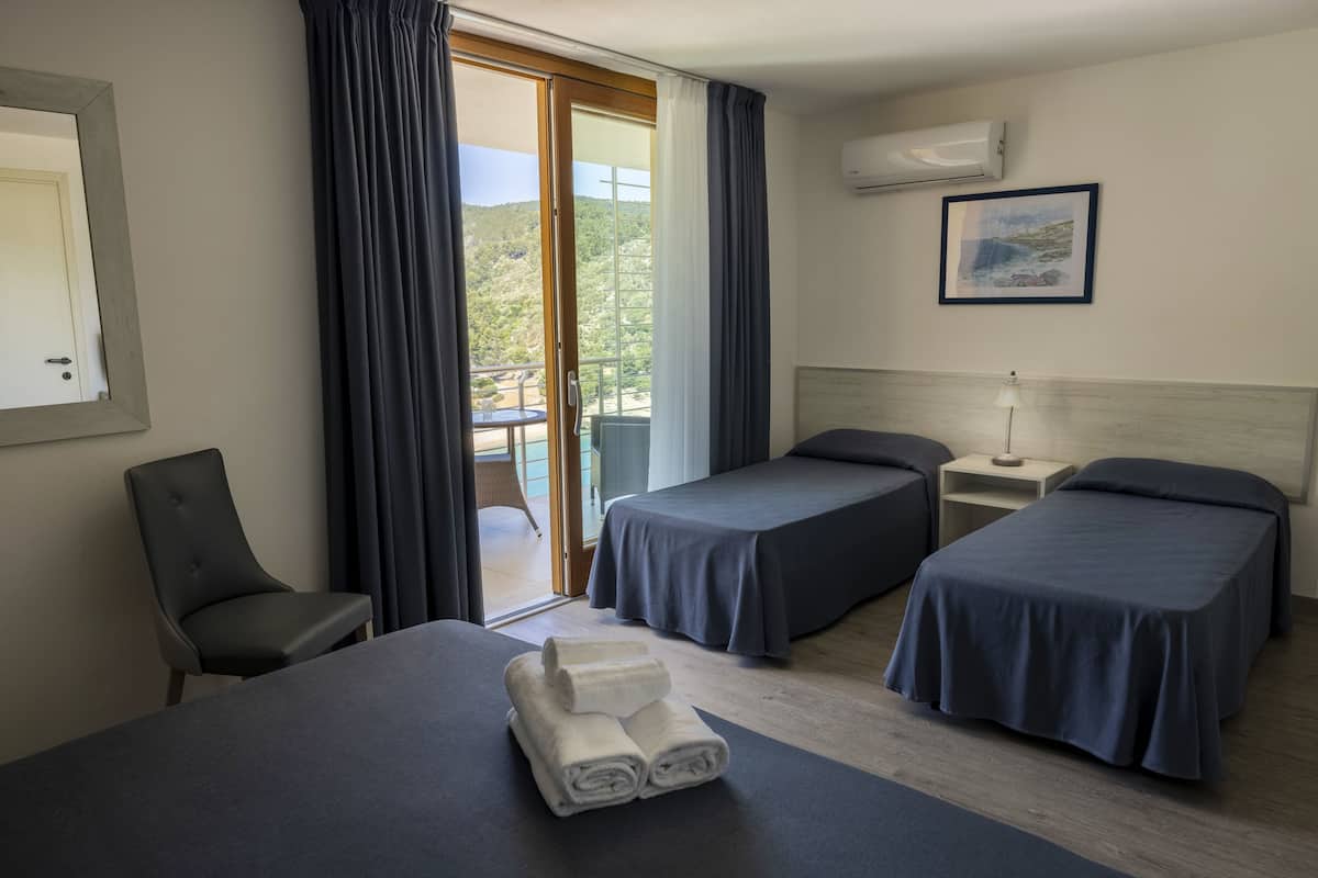 2 bedrooms, minibar, in-room safe, desk