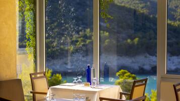 Hi ha 2 restaurants amb esmorzars