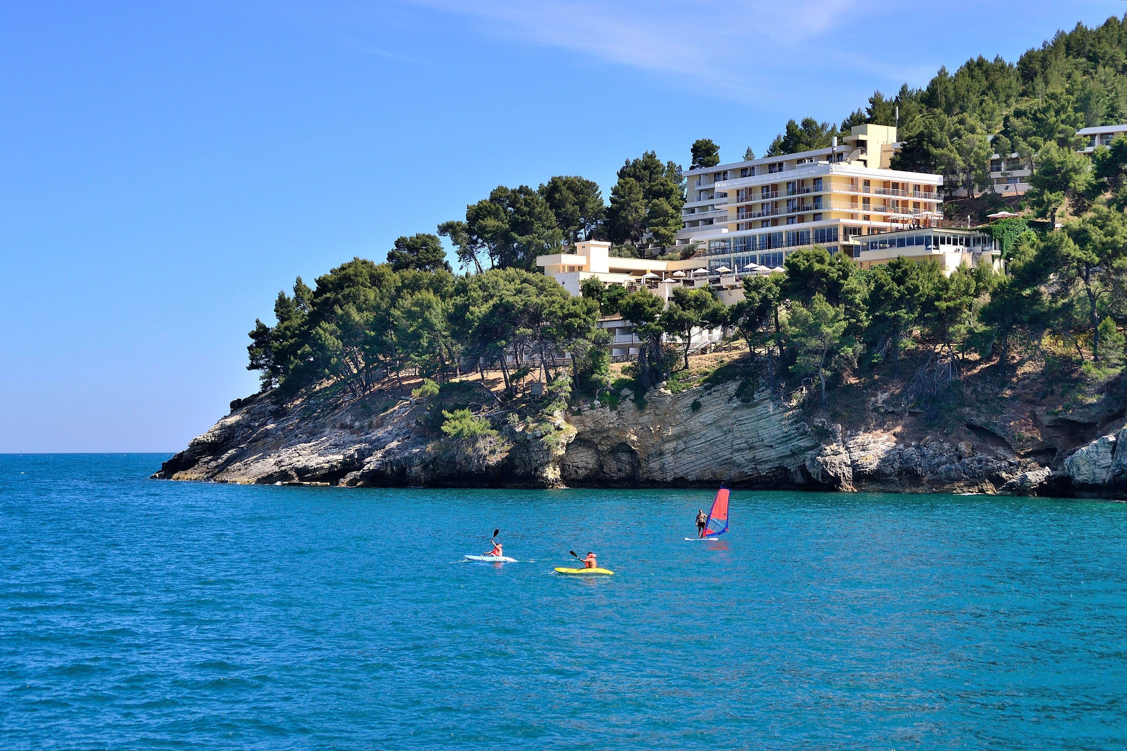 Un edificio costero con varios balcones con vistas al mar.