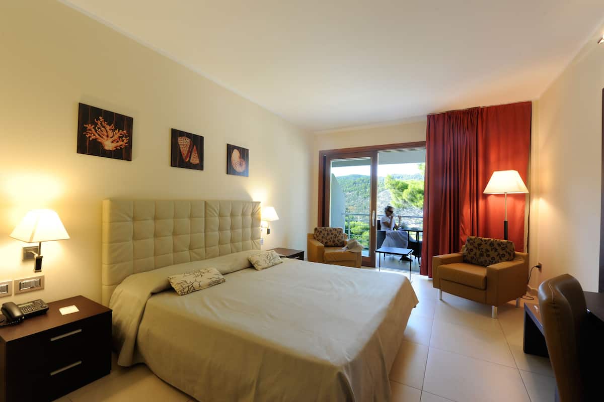 2 bedrooms, minibar, in-room safe, desk