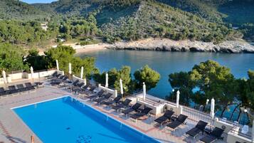 3 outdoor pools, pool umbrellas, pool loungers