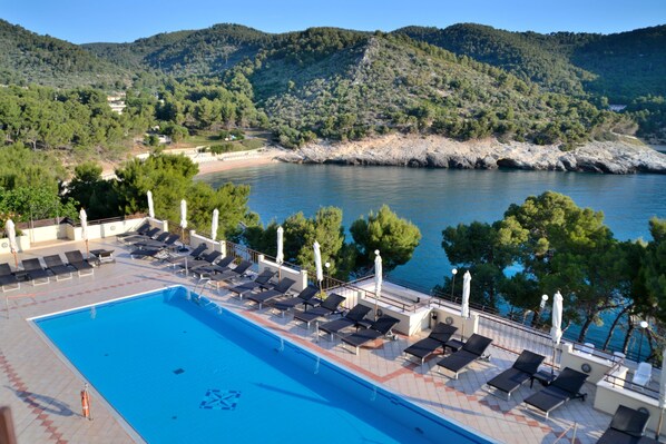 3 outdoor pools, pool umbrellas, pool loungers