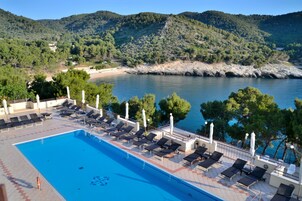 3 piscinas al aire libre, sombrillas, sillones reclinables de piscina