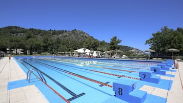 3 piscinas al aire libre, sombrillas, sillones reclinables de piscina