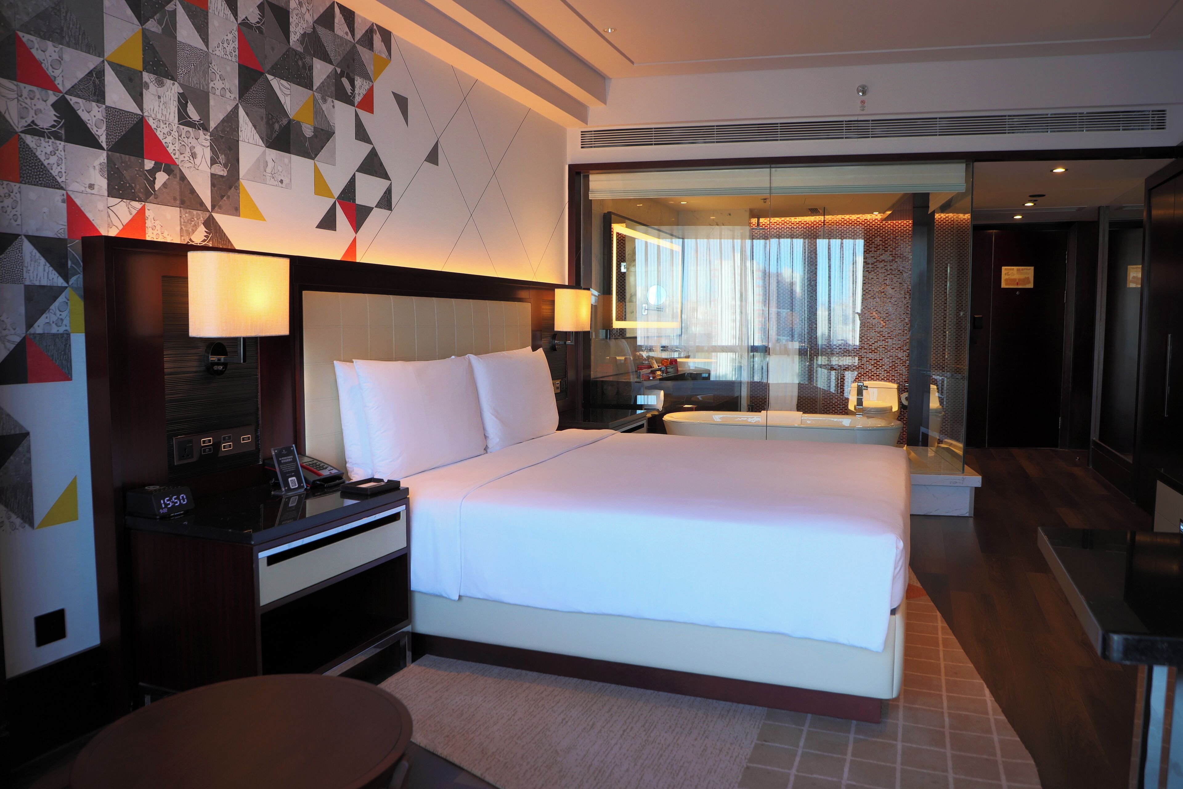 room, 1 king bed, non smoking | 1 bedroom, premium bedding, minibar, in-room safe